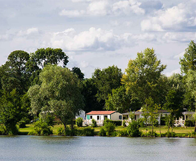 Camping Le Lac des Varennes in het zuiden van de Sarthe, in de Loire-vallei, grenst aan de linkeroever van de Loire.
