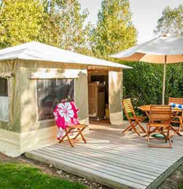Tente caraïbe en location au camping le Lac des Varennes à Marçon en Pays de la Loire. Confort et simplicité