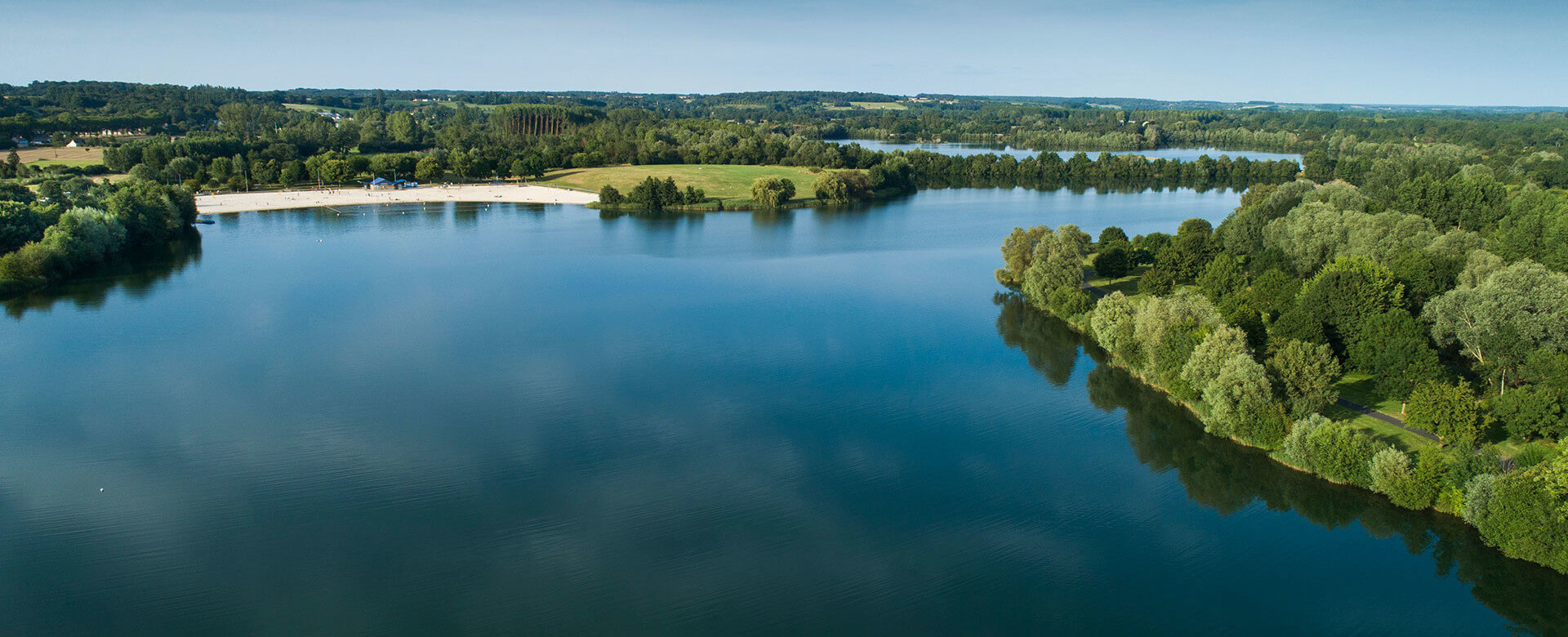 Vue aérienne du camping le Lac des Varennes dans la Sarthe