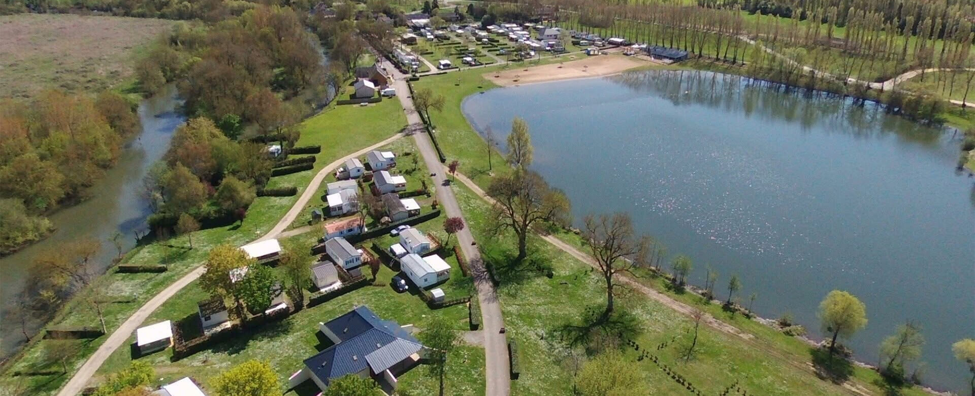 Beeld van de camping Le Lac des Varennes in Marçon, de ideale plek voor visliefhebbers in de Sarthe