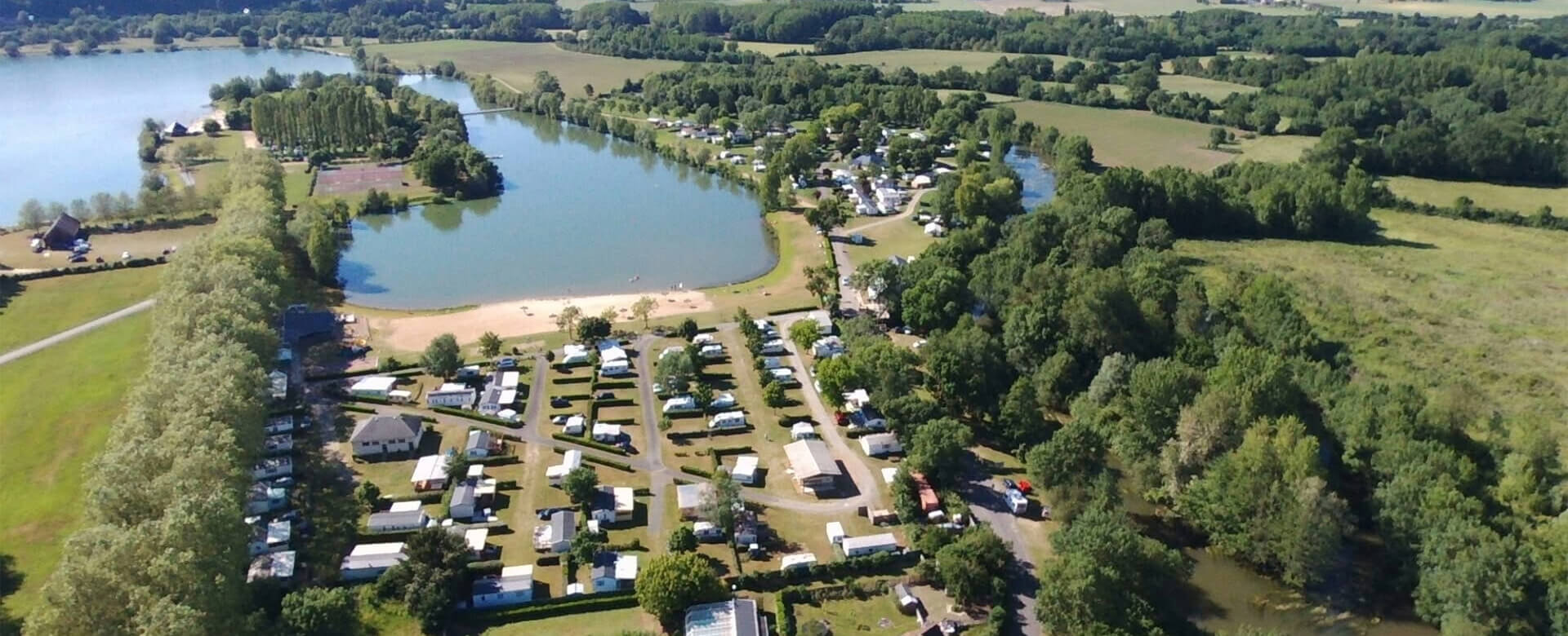 Beeld van camping Le Lac des Varennes in Marçon. Vakantie op een viscamping in Pays de la Loire