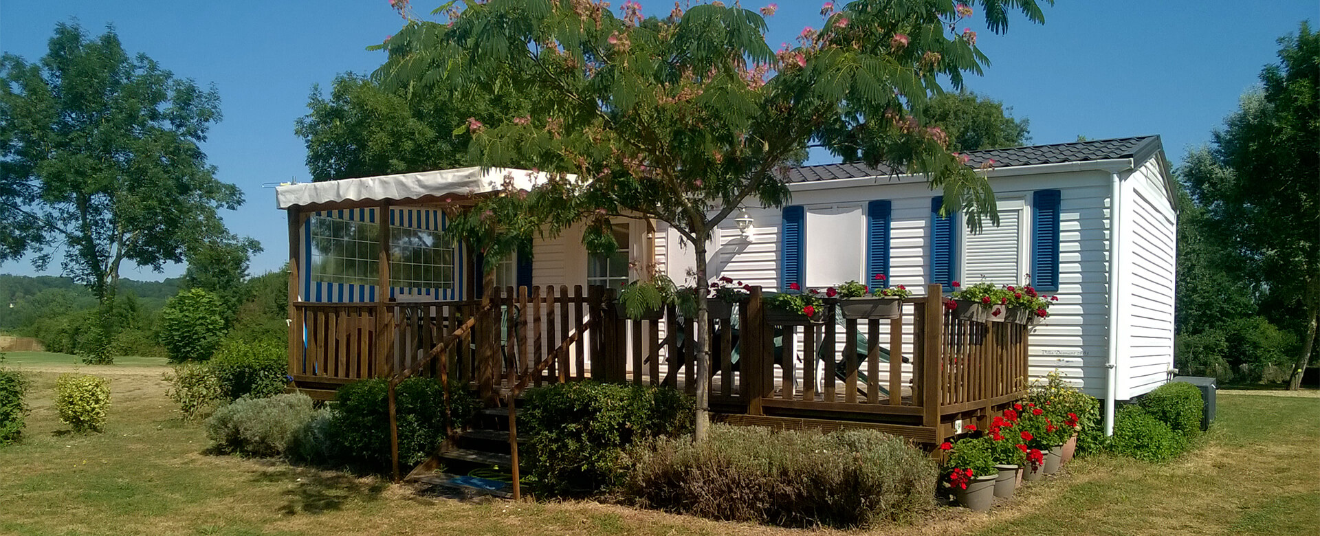 Mobil-home en location au camping le Lac des Varennes dans la Sarthe, au cœur de la Vallée du Loir