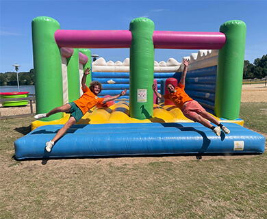 Opblaasbare speeltuin op camping Le Lac des Varennes in de Sarthe.