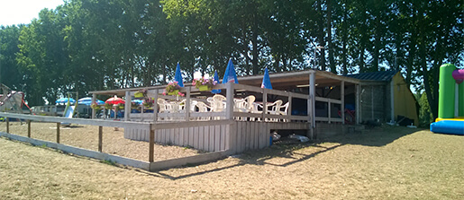 Vue du snack bar de la plage du camping le Lac des Varennes à Marçon dans la Sarthe