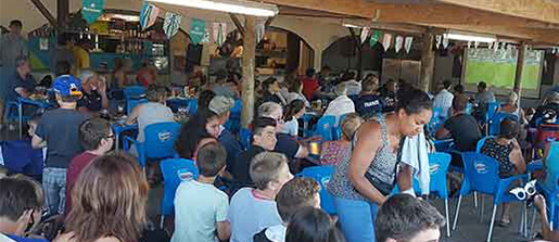 Service restauration au snack bar de la plage du camping le Lac des Varennes dans la Sarthe