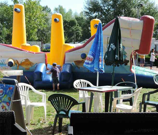 Terrasse du snack bar de la plage du camping le Lac des Varennes à Marçon dans la Sarthe
