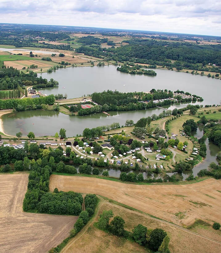 Beeld van het vismeer dat grenst aan camping Le Lac des Varennes in het departement Sarthe