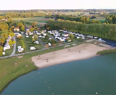 Luchtfoto van camping Le Lac des Varennes, visserscamping in het departement Sarthe 