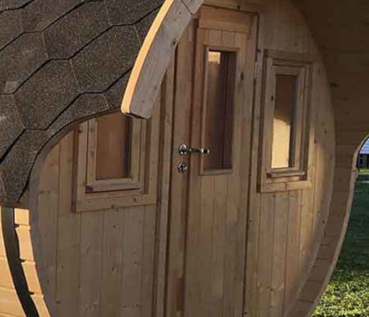 Le camping 3 étoiles le Lac des Varennes dans la Sarthe, propose des hébergements atypiques pour toute la famille