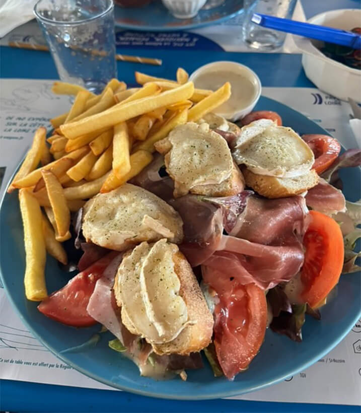 Assiette salade frites servie au snack bar du camping le Lac des Varennes dans la Sarthe