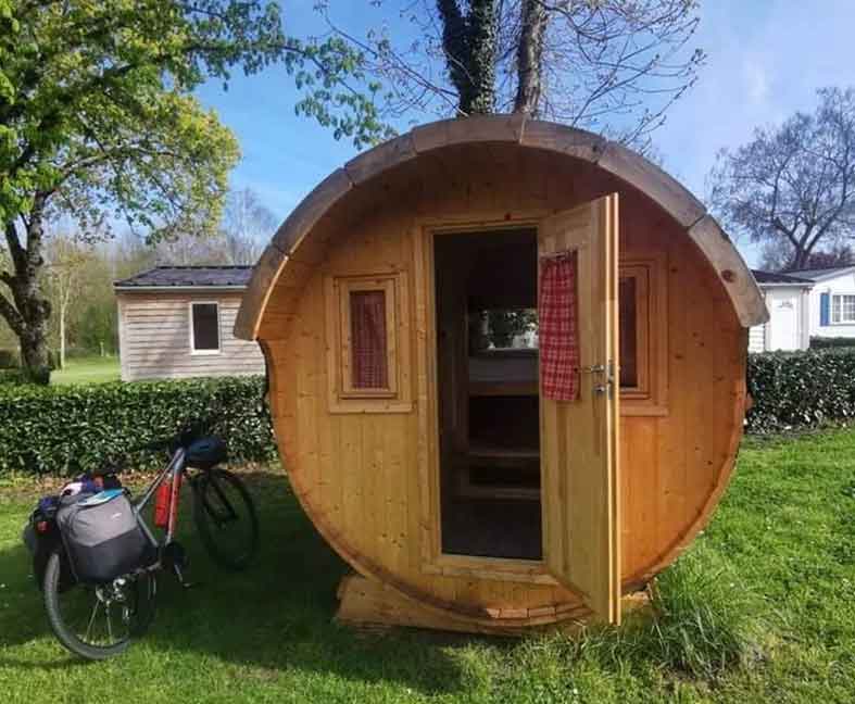Hébergement insolite tonneau en location au camping le Lac des Varennes à Marçon en Pays de la Loire