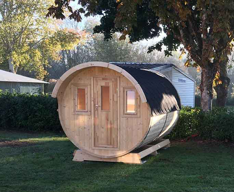 Hébergement insolite tonneau en location au camping le Lac des Varennes à Marçon en Pays de la Loire