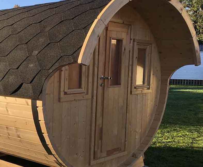 Hébergement insolite tonneau en location au camping le Lac des Varennes à Marçon en Pays de la Loire
