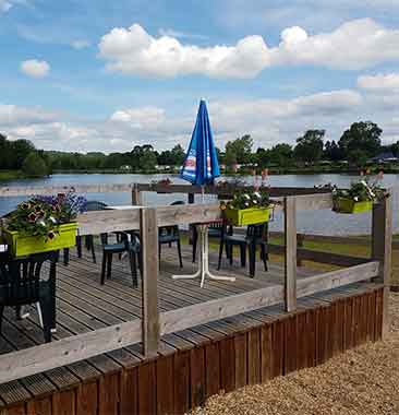 Terrasse du bar du camping le Lac des Varennes dans la Sarthe