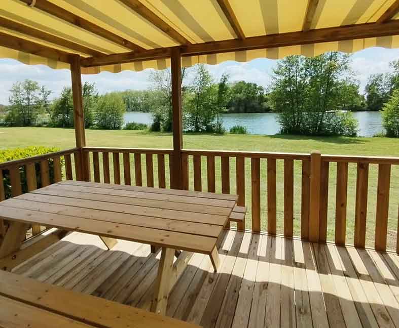 Chalet en location au camping le Lac des Varennes à Marçon en Pays de la Loire. Vue imprenable sur le lac ou la plage