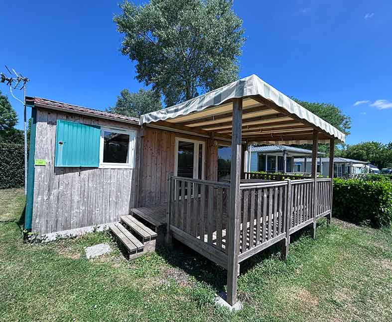 Chalet en location au camping le Lac des Varennes à Marçon en Pays de la Loire. Vue imprenable sur le lac ou la plage