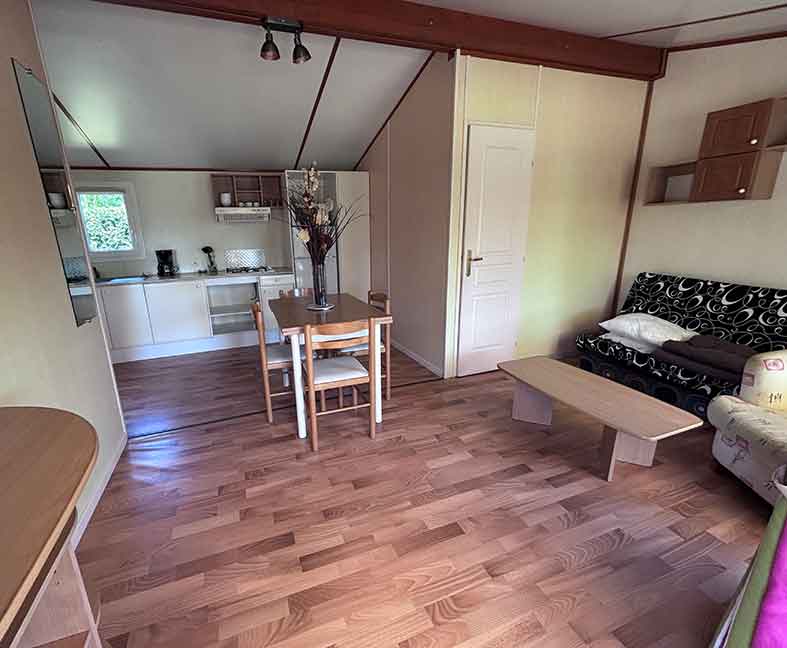Chalet en location au camping le Lac des Varennes à Marçon en Pays de la Loire. Vue imprenable sur le lac ou la plage