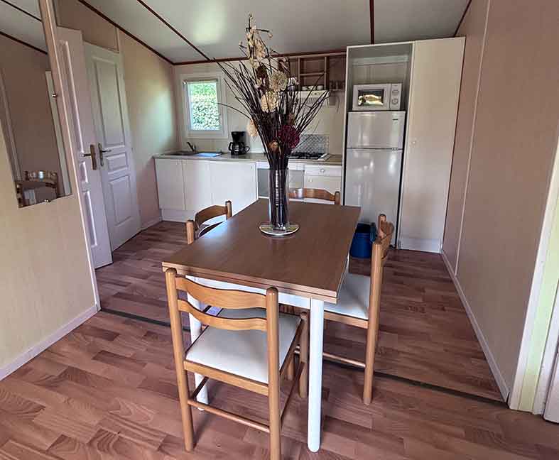 Chalet en location au camping le Lac des Varennes à Marçon en Pays de la Loire. Vue imprenable sur le lac ou la plage