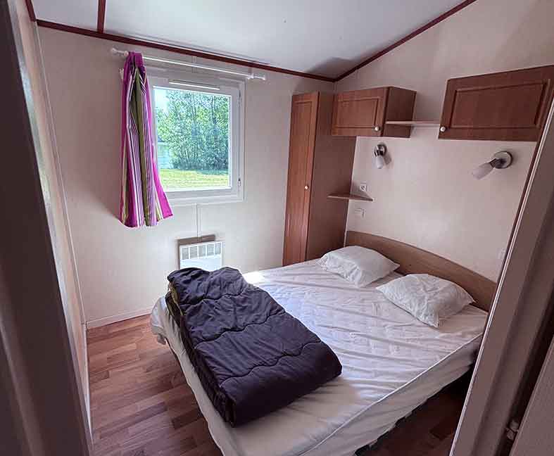 Chalet en location au camping le Lac des Varennes à Marçon en Pays de la Loire. Vue imprenable sur le lac ou la plage