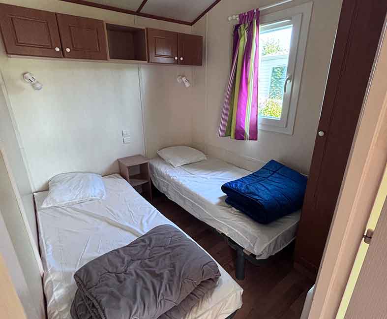 Chalet en location au camping le Lac des Varennes à Marçon en Pays de la Loire. Vue imprenable sur le lac ou la plage