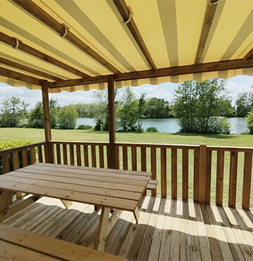 Chalet en location au camping le Lac des Varennes à Marçon en Pays de la Loire. Vue imprenable sur le lac ou la plage