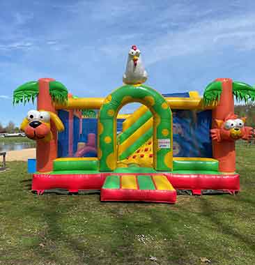 Jeu gonflable du camping le Lac des Varennes au cœur de la Vallée du Loir