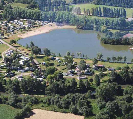 Algemeen zicht op camping Le Lac des Varennes in de Sarthe in het hart van de Loire-vallei