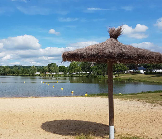 Een wandeling rond het meer, vlakbij camping Le Lac des Varennes in het departement Sarthe