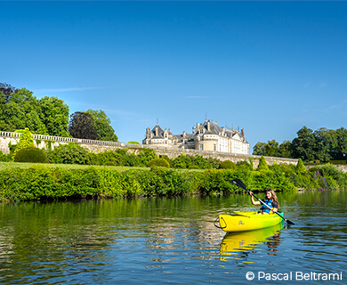 Kanotocht in de buurt van het Château du Lude tijdens je verblijf op camping Le Lac des Varennes in het departement Sarthe