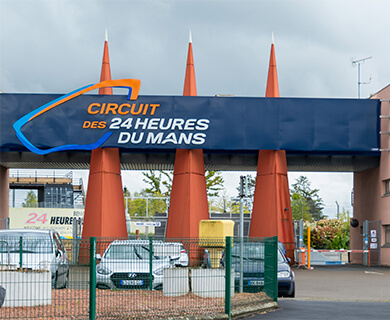 Het circuit van de 24 uur van Le Mans ligt op minder dan een uur van camping Le Lac des Varennes in Marçon, vlakbij de Zoo de La Flèche.