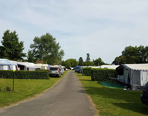 Parcelle des emplacements du camping le Lac des Varennes à Marçon, soigneusement délimitée par des haies ou des éléments naturels pour préserver votre tranquillité
