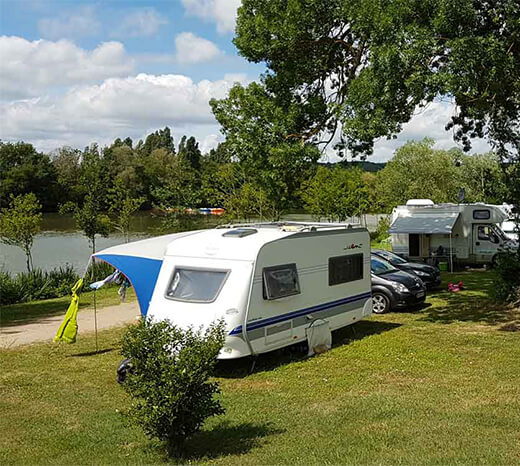 Emplacements pour caravanes du camping le Lac des Varennes à Marçon dans la Sarthe