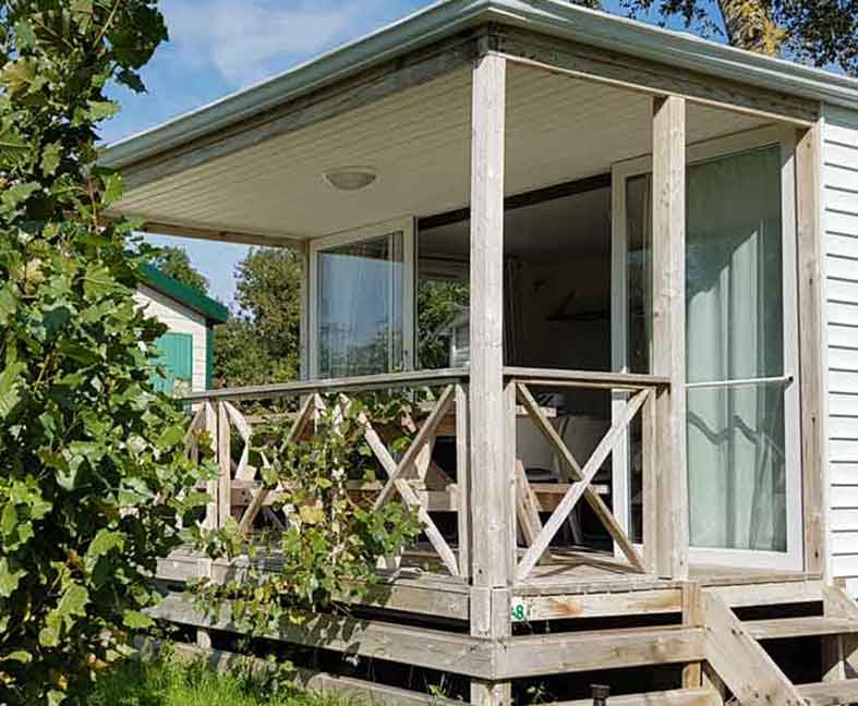 Mobil-home 2 chambres en location au camping le Lac des Varennes à Marçon en Pays de la Loire. Confort à petit prix.