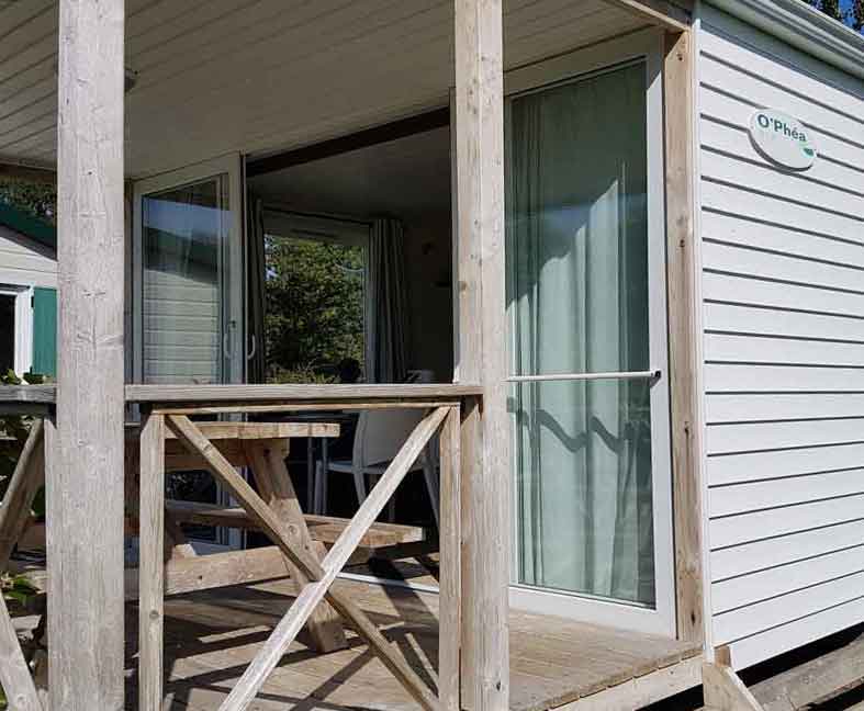 Mobil-home 2 chambres en location au camping le Lac des Varennes à Marçon en Pays de la Loire. Confort à petit prix.