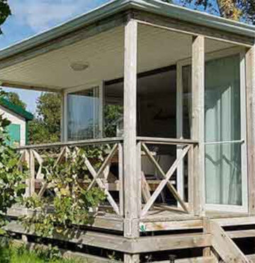Mobil-home front de lac, en location au camping le Lac des Varennes à Marçon en Pays de la Loire. Vue magnifique face au lac
