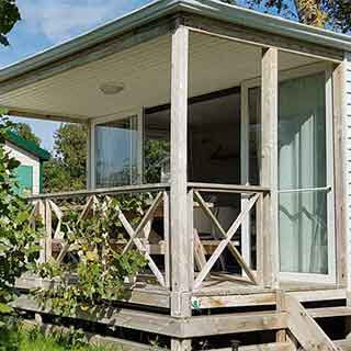 Mobil-home front de lac en location au camping le Lac des Varennes dans la Sarthe, au cœur de la Vallée du Loir