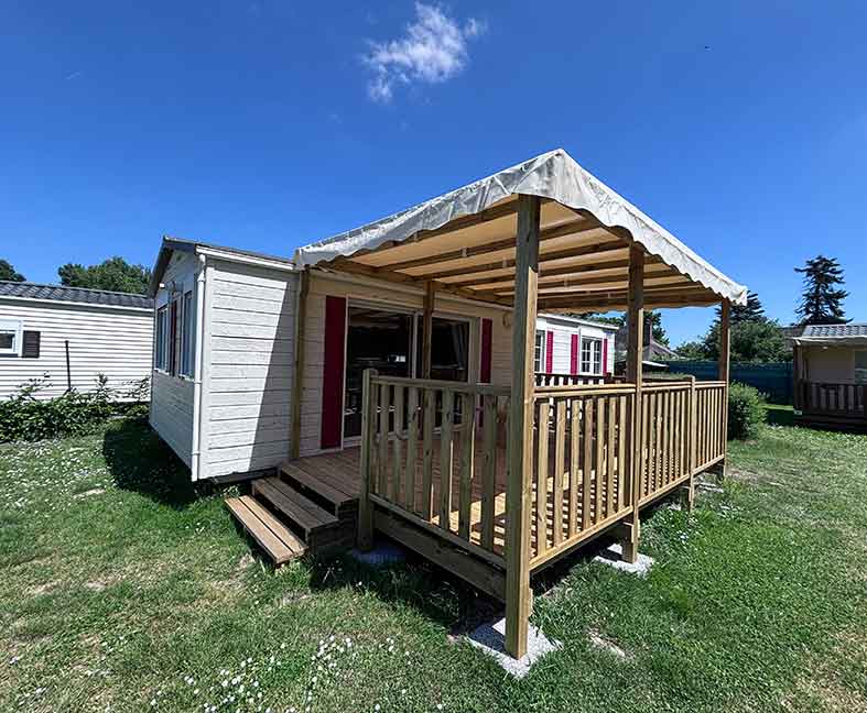 Mobil-home 3 chambres en location au camping le Lac des Varennes à Marçon en Pays de la Loire. Parfait pour les grandes familles.