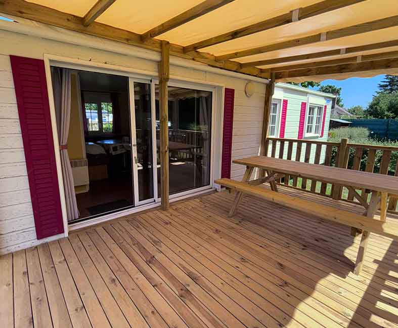 Mobil-home 3 chambres en location au camping le Lac des Varennes à Marçon en Pays de la Loire. Parfait pour les grandes familles.