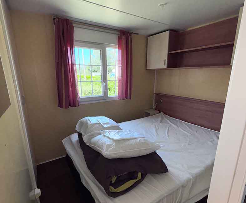 Mobil-home 3 chambres en location au camping le Lac des Varennes à Marçon en Pays de la Loire. Parfait pour les grandes familles.