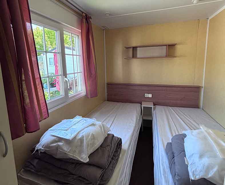 Mobil-home 3 chambres en location au camping le Lac des Varennes à Marçon en Pays de la Loire. Parfait pour les grandes familles.