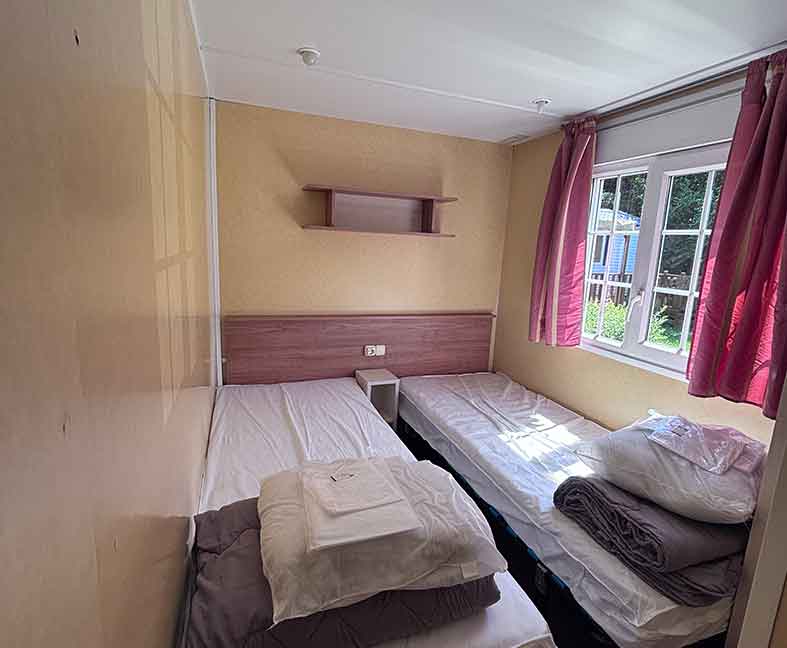 Mobil-home 3 chambres en location au camping le Lac des Varennes à Marçon en Pays de la Loire. Parfait pour les grandes familles.
