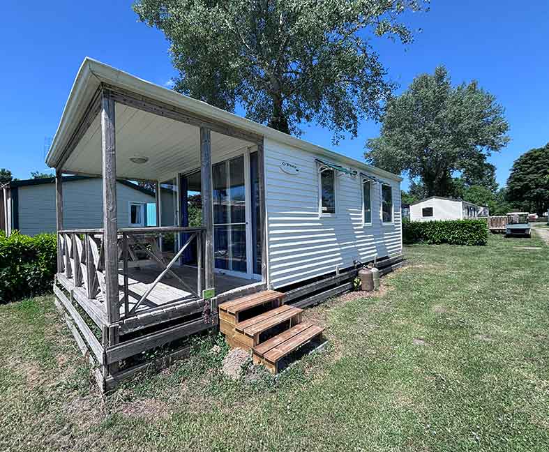 Mobil-home front de lac, en location au camping le Lac des Varennes à Marçon en Pays de la Loire. Vue magnifique face au lac