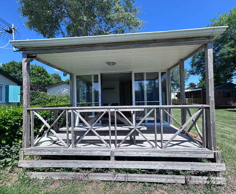 Mobil-home front de lac, en location au camping le Lac des Varennes à Marçon en Pays de la Loire. Vue magnifique face au lac