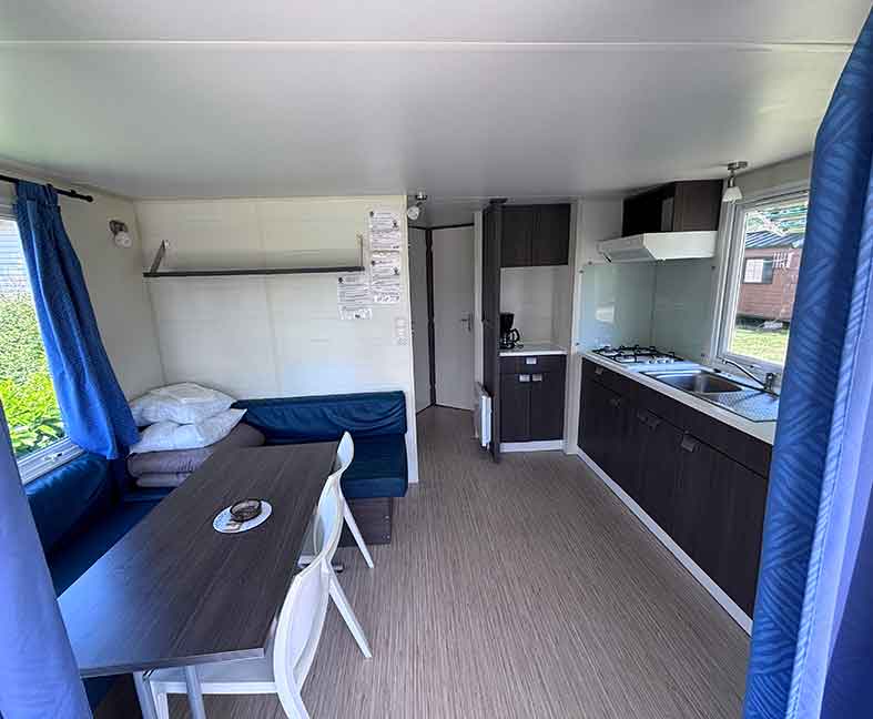 Mobil-home front de lac, en location au camping le Lac des Varennes à Marçon en Pays de la Loire. Vue magnifique face au lac