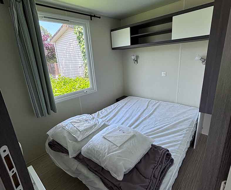 Mobil-home front de lac, en location au camping le Lac des Varennes à Marçon en Pays de la Loire. Vue magnifique face au lac