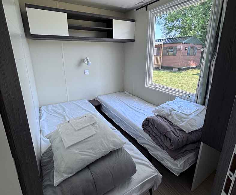 Mobil-home front de lac, en location au camping le Lac des Varennes à Marçon en Pays de la Loire. Vue magnifique face au lac
