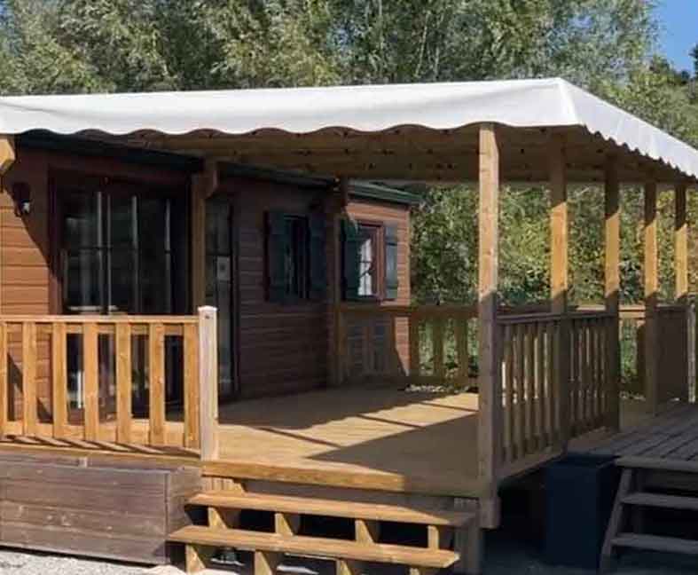 Nouveauté 2025 mobil-home grand confort, en location au camping le Lac des Varennes à Marçon en Pays de la Loire.