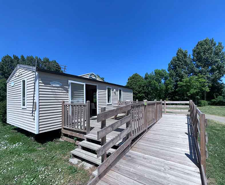 Mobil-home PMR en location au camping le Lac des Varennes à Marçon en Pays de la Loire. Mobil-home adapté aux personnes à mobilité réduite.