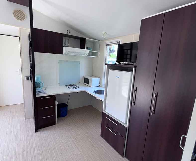 Mobil-home PMR en location au camping le Lac des Varennes à Marçon en Pays de la Loire. Mobil-home adapté aux personnes à mobilité réduite.