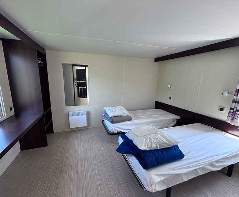 Mobil-home PMR en location au camping le Lac des Varennes à Marçon en Pays de la Loire. Mobil-home adapté aux personnes à mobilité réduite.